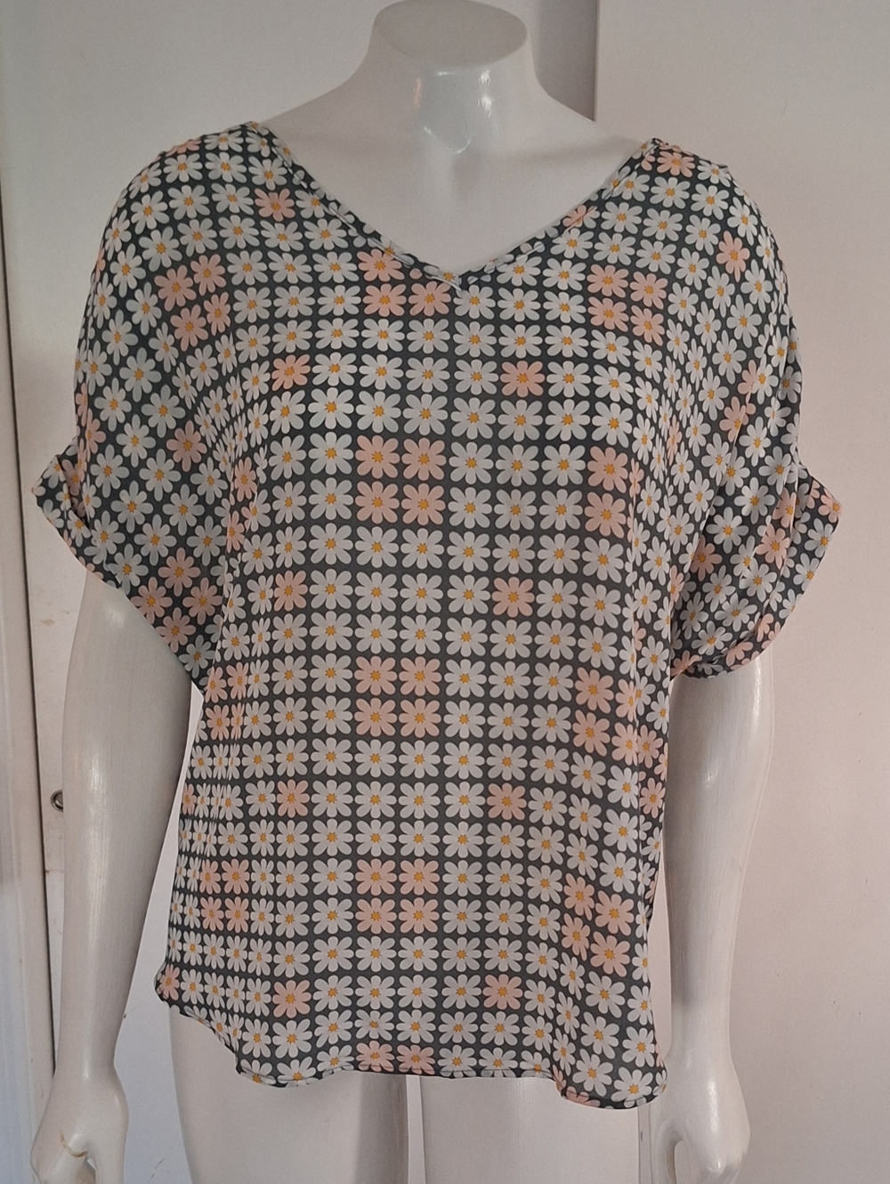 LOFT Floral Print V-Neck Short Sleeve Blouse White & Yellow Daisies On Teal